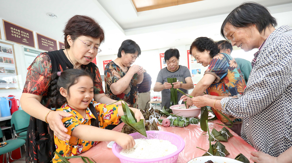 社区新老苏州人共包端午粽_副本.jpg