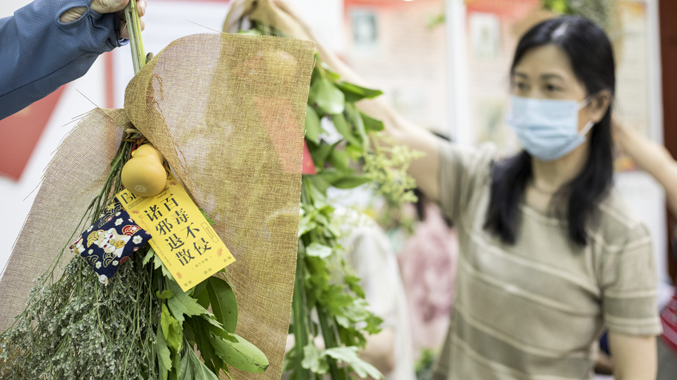 社区居民扎艾草花束迎端午节_副本.jpg